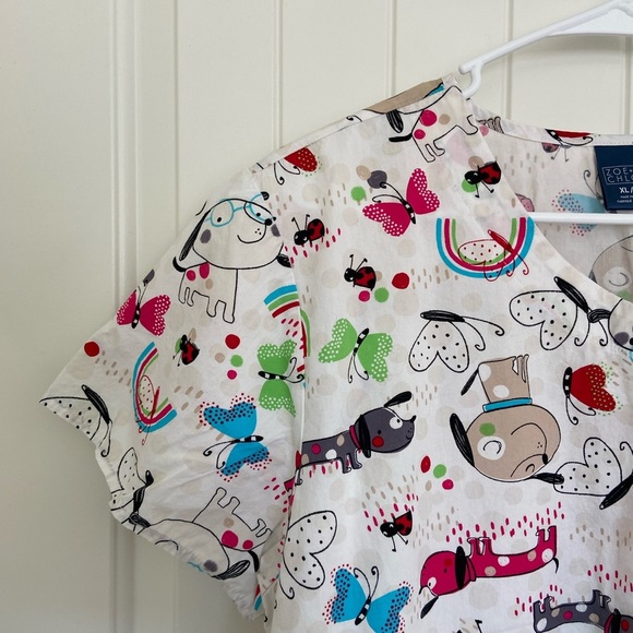 NWOT | Zoe & Chloe women’s v-neck white dog butterfly scrub top with pockets‎ XL - Picture 2 of 5